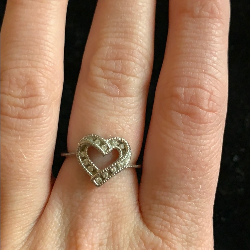 Stearling silver heart ring with stones